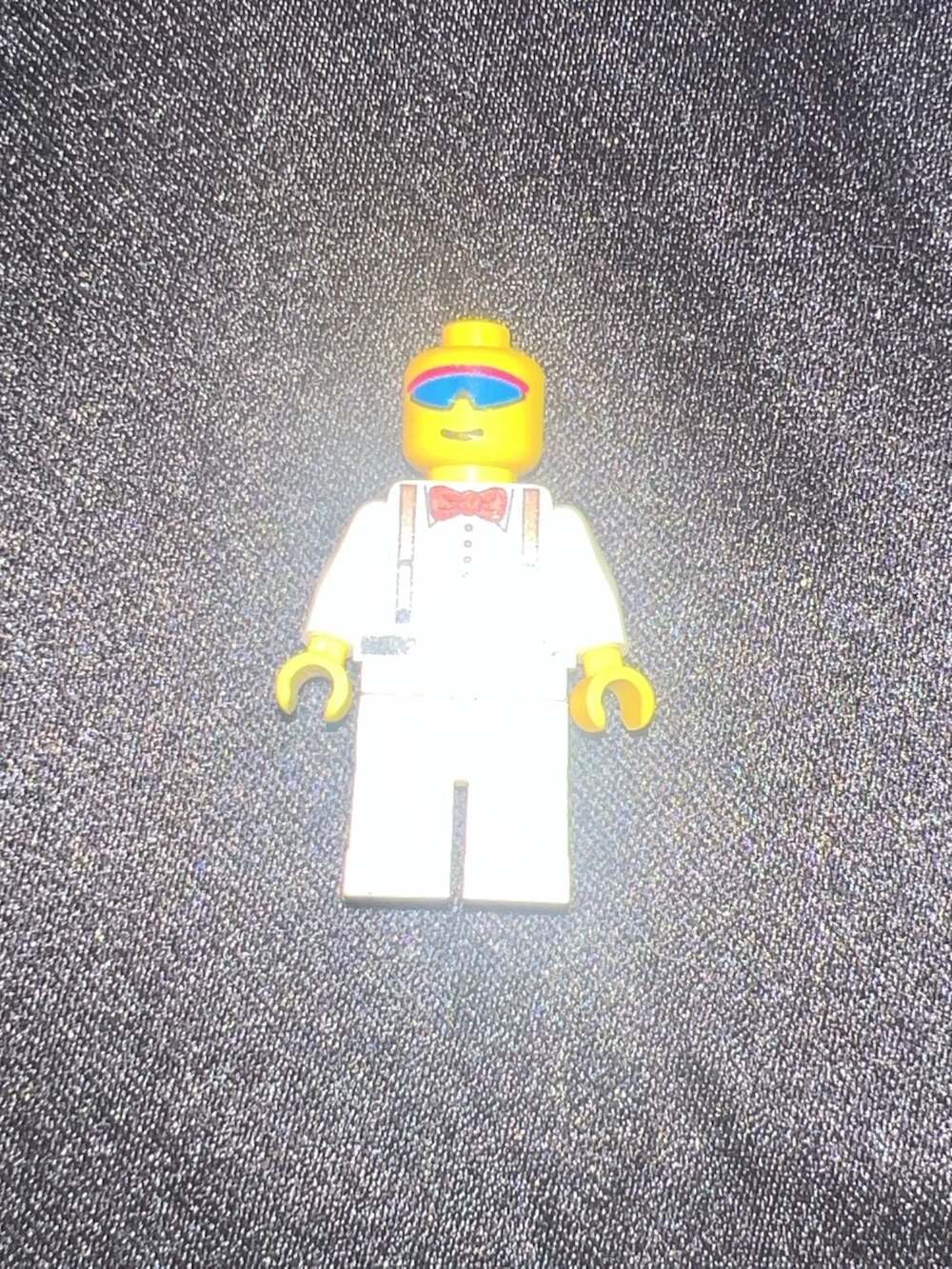 LEGO Minifigure Dr. Kilroy (Dr. Charles Lightning) 
Adventurers Desert Series - Picture 1 of 8